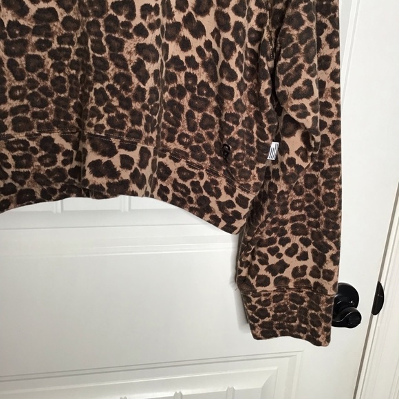 Good American Cheetah Print Cropped Crew Neck Sweatshirt. - Picture 6 of 14